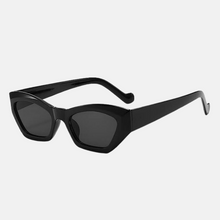 Load image into Gallery viewer, Everly Sunglasses - Black / Smoke
