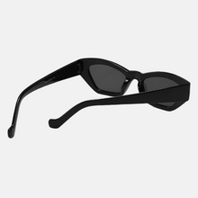 Load image into Gallery viewer, Everly Sunglasses - Black / Smoke
